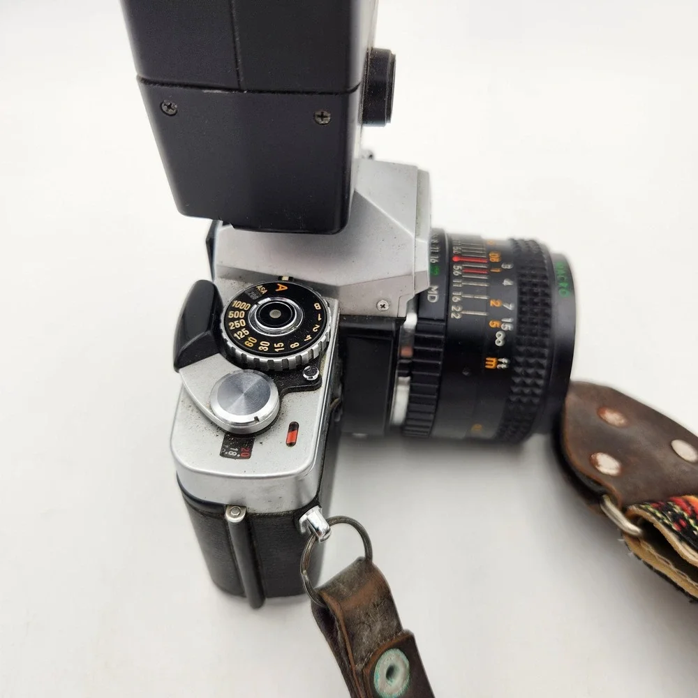 Minolta XG 9 35mm SLR Camera Sears 28mm f2.8 Macro Lens Vivitar 3200 Flash Strap